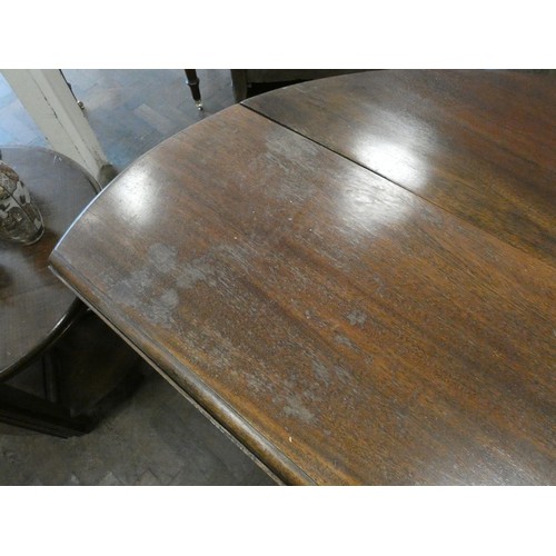 39 - Georgian mahogany oval drop leaf wake table, on claw feet, 82