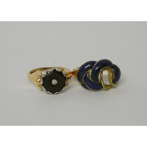 586 - A 9ct gold signet ring, hallmarked and a lapis set modern 9ct gold dress ring. Size R/S. Gross weigh... 