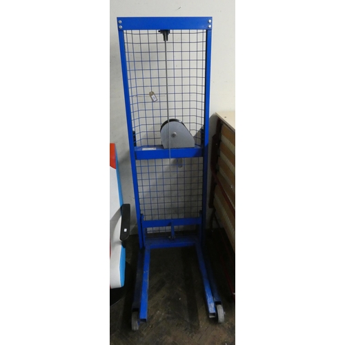 324 - A mobile hoist, 150kg safe working load