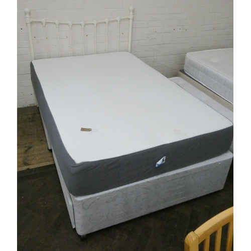 139 - A 4'6 divan bed and headboard