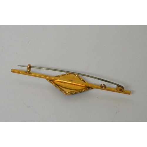 423 - A vintage 9ct gold mounted butterfly wing bar brooch