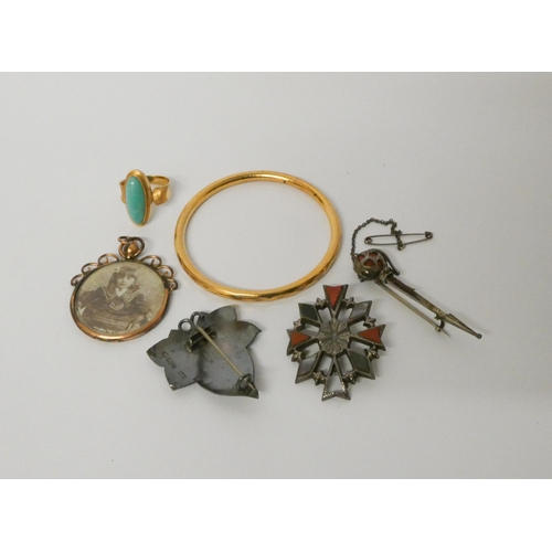 427 - Scottish hardstone brooches, silver ivy leaf brooch, gilt metal locket, bangle and ring.