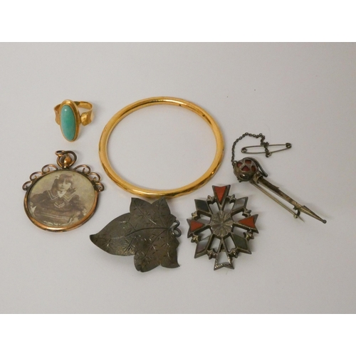 427 - Scottish hardstone brooches, silver ivy leaf brooch, gilt metal locket, bangle and ring.