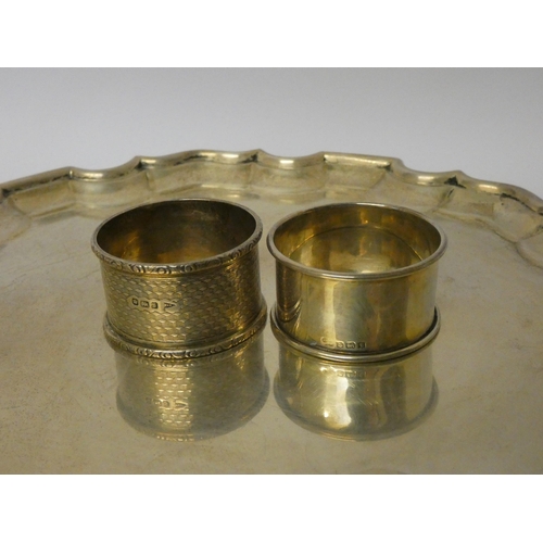 465 - A silver salver, the reverse with presentation inscription, London 1905, and two silver napkin rings... 