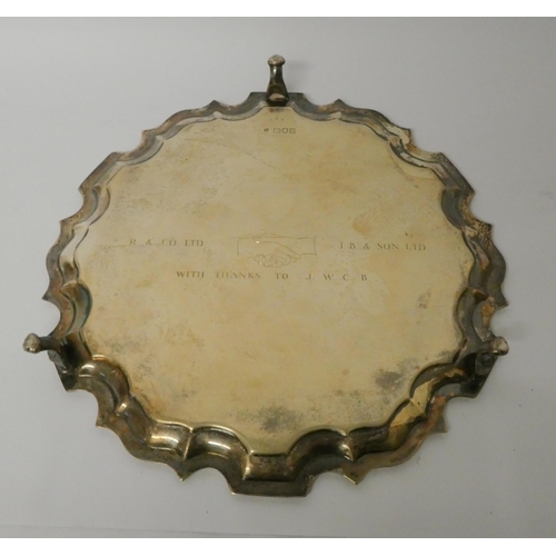 465 - A silver salver, the reverse with presentation inscription, London 1905, and two silver napkin rings... 