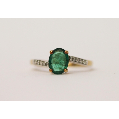 512 - A modern emerald and diamond dress ring, on 9ct gold, with certificate. Ring size N