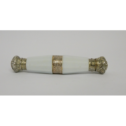 475 - A Victorian double ended scent / snuff bottle,  the faceted shaped body hinging in the middle to a g... 