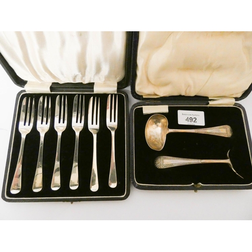 492 - A cased set of 6 silver cake forks Sheffield 1932 & a silver sugar pusher and spoon set in case, gro... 