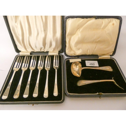 492 - A cased set of 6 silver cake forks Sheffield 1932 & a silver sugar pusher and spoon set in case, gro... 