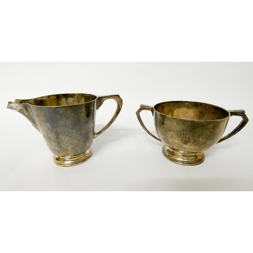 494 - An Art Deco silver sugar basin and cream jug, Edward Barnard & Sons, 1934 & 1937, gross weight 13.1 ... 