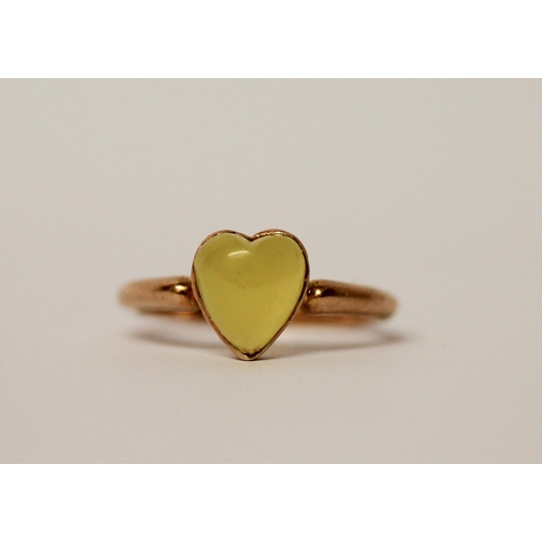 449 - A Victorian ring, set with a heart shaped yellow chrysoprase on 15ct rose gold band. Ring size P
