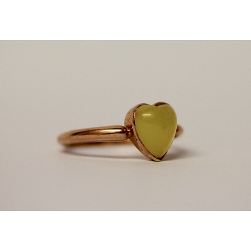 449 - A Victorian ring, set with a heart shaped yellow chrysoprase on 15ct rose gold band. Ring size P