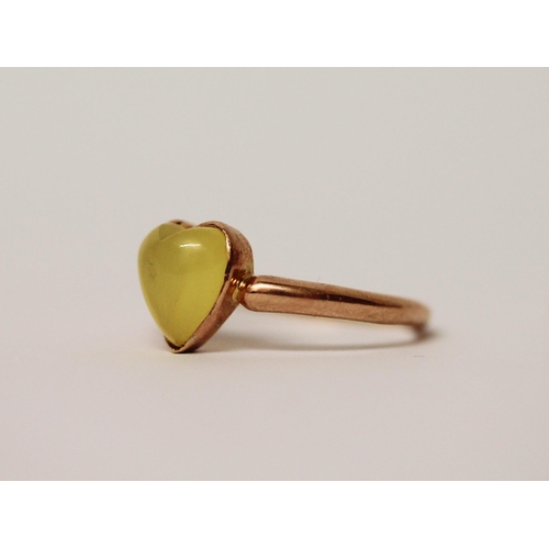 449 - A Victorian ring, set with a heart shaped yellow chrysoprase on 15ct rose gold band. Ring size P