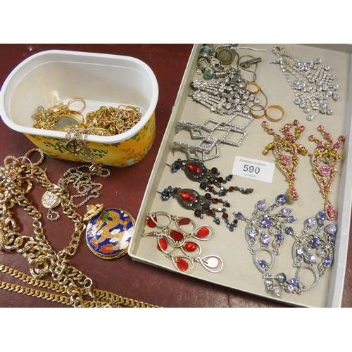 590 - Gilt metal jewellery, ornate drop earrings, rings etc