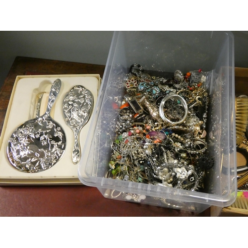 591 - Quantity of costume jewellery and wrist watches