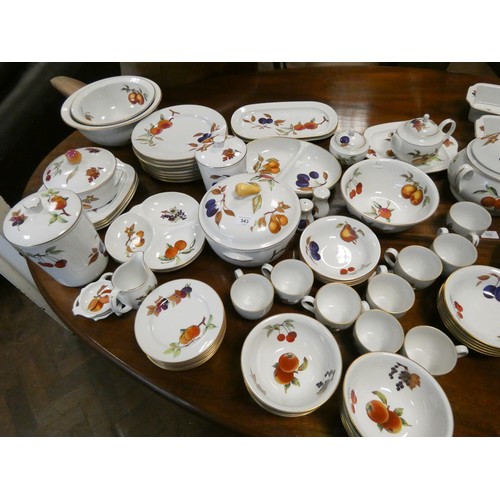 343 - A large quantity of Royal Worcester Evesham fruit decorated dinner, tea, kitchen ware etc approximat... 