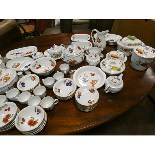 343 - A large quantity of Royal Worcester Evesham fruit decorated dinner, tea, kitchen ware etc approximat... 