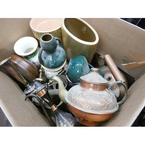 799 - Assorted vases, pieces of brass and copper etc