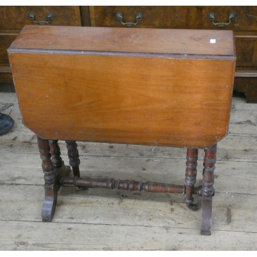 14 - An Edwardian walnut Sutherland table on turned base, 2' wide