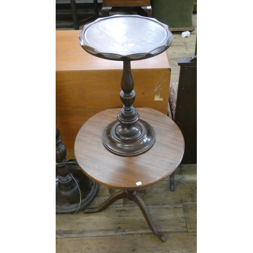 85 - Victorian circular mahogany occasional table and a mahogany plant pedestal