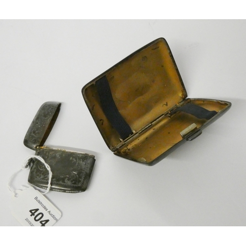 404 - A silver vesta case and a silver cigarette case