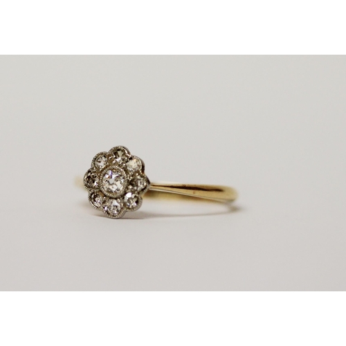 453 - An Edwardian diamond flower cluster ring, on 18ct gold and platinum setting, ring size N, gross weig... 