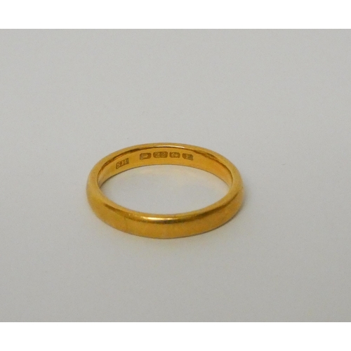 460 - A 22ct yellow gold wedding band, hallmarked, gross weight 5.6g