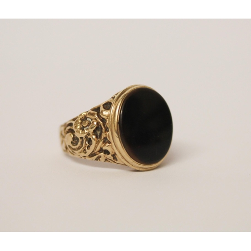 522 - A gents 9ct gold onyx panel signet ring, ring size Q, gross weight 7.4g