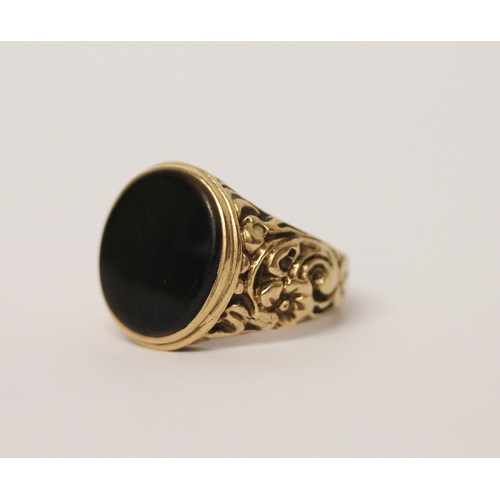 522 - A gents 9ct gold onyx panel signet ring, ring size Q, gross weight 7.4g