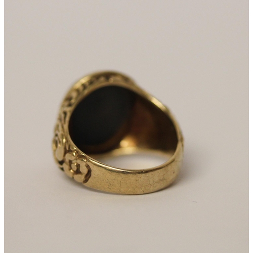 522 - A gents 9ct gold onyx panel signet ring, ring size Q, gross weight 7.4g