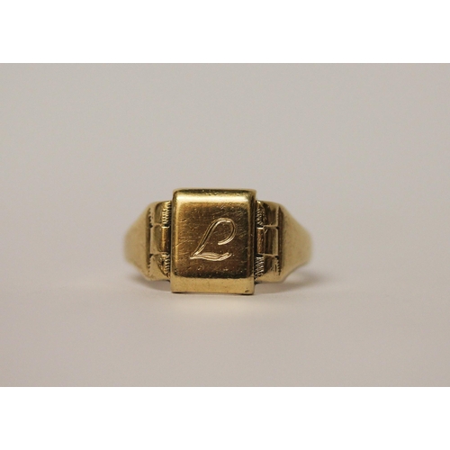 510 - A 9ct yellow gold signet ring, hallmarked, ring size M, weight 3.6g