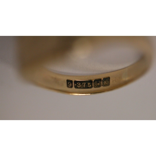 510 - A 9ct yellow gold signet ring, hallmarked, ring size M, weight 3.6g