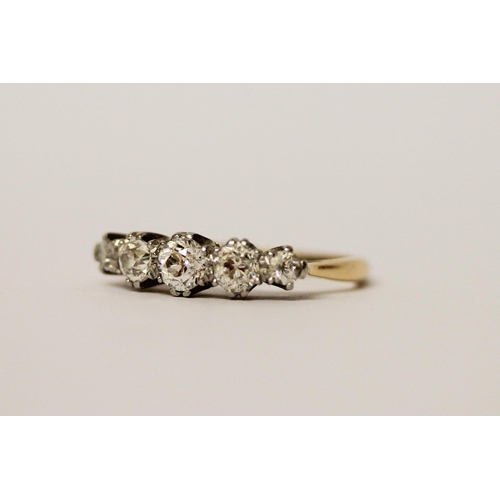 533 - A vintage five stone diamond ring, claw set graduated old cut diamonds on 18ct gold and platinum ban... 