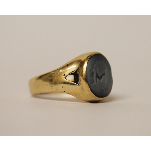 518 - An intaglio panel ring, the hardstone panel carved with  motto 'Utrumque Paratus', 