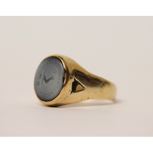 518 - An intaglio panel ring, the hardstone panel carved with  motto 'Utrumque Paratus', 