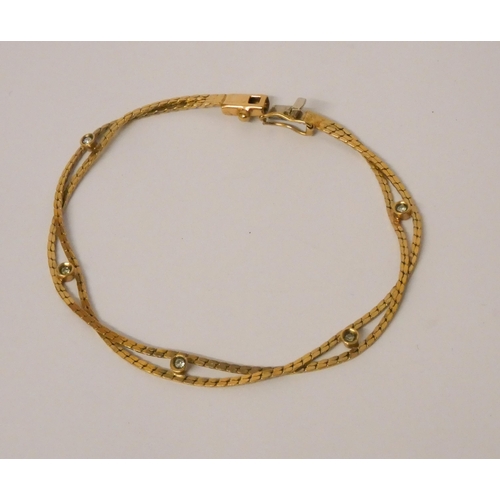 580 - A diamond bracelet, with five diamonds in rub over settings on plaited link 9ct yellow gold chain. 4... 