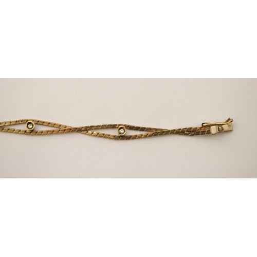 580 - A diamond bracelet, with five diamonds in rub over settings on plaited link 9ct yellow gold chain. 4... 