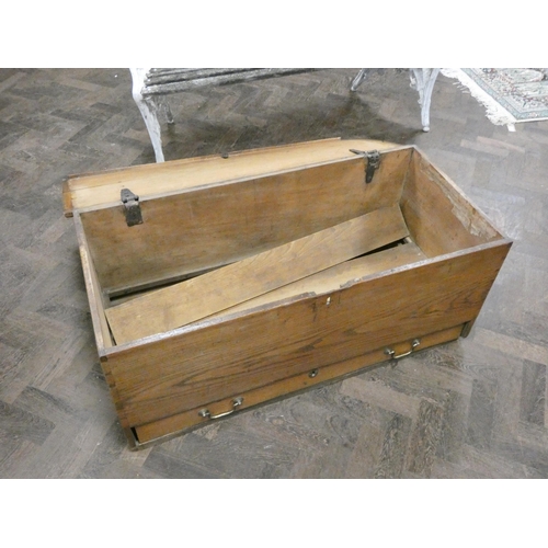 122 - A Victorian elm mule chest with one long drawer under, 44