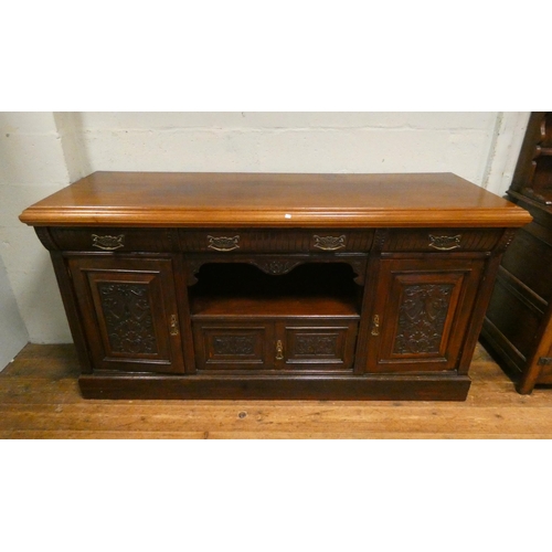 191 - A large Edwardian carved mahogany sideboard with decorative floral details to the doors, 6' long