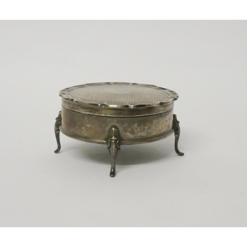 644 - A silver trinket box and hinged cover, raised on four small scrolled feet, with blue velvet lining. ... 