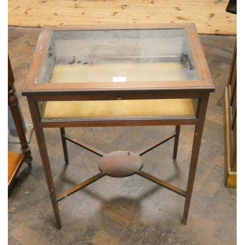 92 - An Edwardian mahogany bijouterie table with cross stretcher base