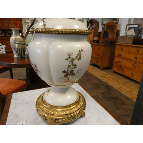 292 - Royal Worcester Victorian oil lamp, date letter for 1887, on gilt brass base with funnel and glass s... 