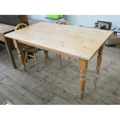 62 - A modern pine dining table on turned legs, 5' x 3'