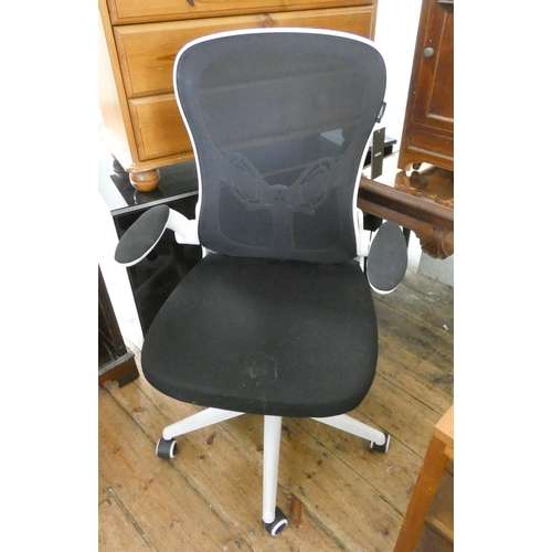 103 - A modern white swivel office elbow chair in black covering