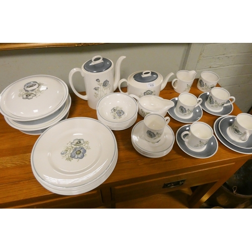 115 - Wedgwood Susie Cooper design poppy decorated tea and dinner ware of 34 pieces