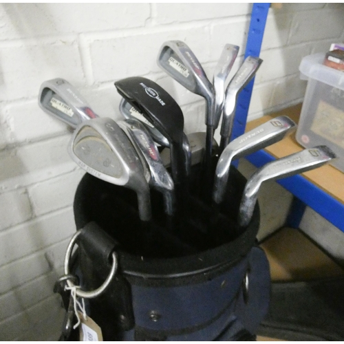 389 - A set of Dunlop Quatro+ golf clubs in a blue golf bag