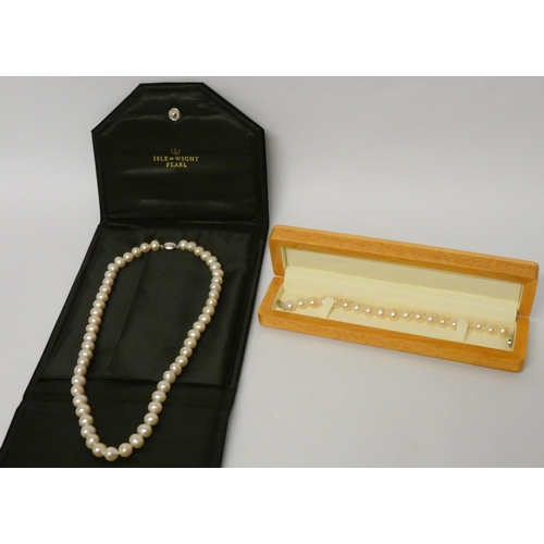 514 - A row of Isle of Wight pearls with silver magnetic clasp and a matching bracelet, as new still in or... 