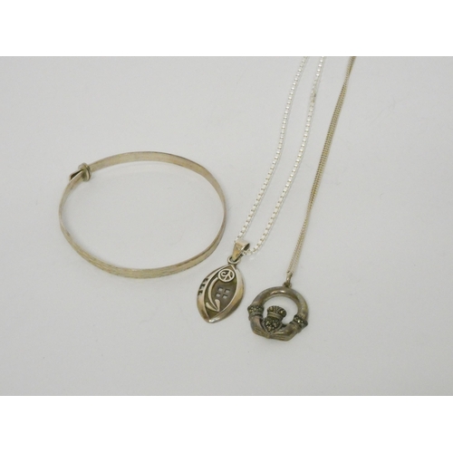 527 - A child's silver bangle, Mackintosh design silver necklace and a silver Claddagh pendant on silver c... 