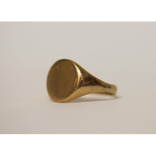 531 - Gents vintage 9ct gold signet ring, stamped '9ct'. Gross weight 3.8g, ring size T