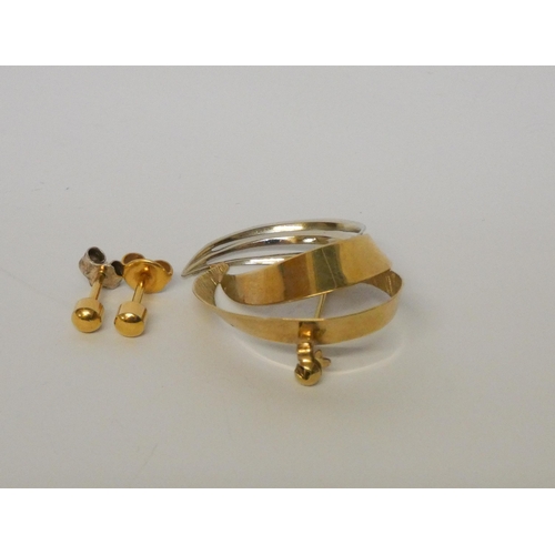 501 - A 9ct gold circular brooch and a pair of 9ct gold ear studs. 4.4g